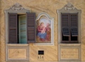 Particolare di uno degli affreschi in facciata a Gera Lario affresco gera